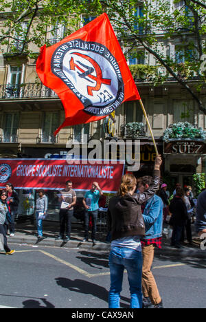 Paris, Frankreich, Demonstration der kommunistischen Partei mit französischen Gewerkschaften bei der jährlichen Maiparade, Halten der Flagge, Demonstration der Kommunisten Stockfoto