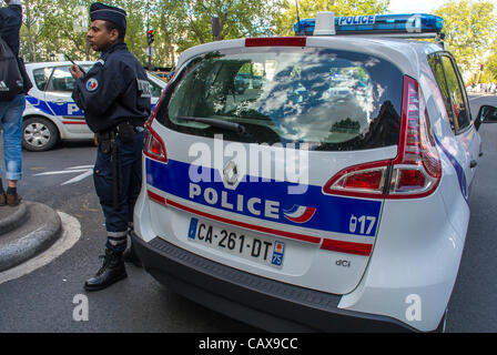 Paris, Frankreich, französischer Polizist steht auf der Straße im Mai März, Auto Stockfoto