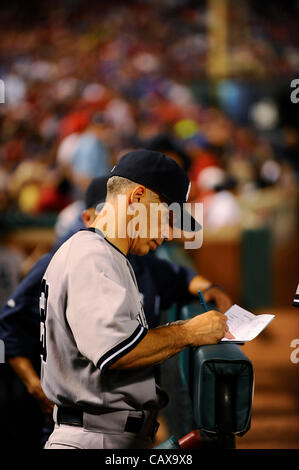 1. Mai 2012 - Arlington, Texas, USA - 25. April 2012. Arlington, Tx USA. New York Yankees-Manager Joe Girardi wie sie die Texas Rangers in ein Hauptliga-Baseball-Spiel am Baseballstadion in Arlington, Texas spielen. (Kredit-Bild: © Ralph Lauer/ZUMAPRESS.com) Stockfoto