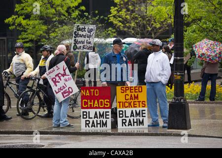 Chicago, USA, 01, Mai, 2012 Demonstranten versammeln sich am Federal Plaza am Maifeiertag. Eine Vielzahl von Fragen wurden von den bevorstehenden NATO-Gipfel der Stadtplan, Blitzer in Schule Tempobereiche zu installieren protestiert. Stockfoto