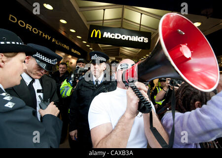 UK Uncut Ziel-Organisationen, die nach dem Maifeiertag Protest Workfare verwenden März gegen Kürzungen der Regierung Wohlfahrt, Renten und Behinderung vorgesehen.  Ziele sind MacDonalds, Greggs und Holland & Barret in central London, UK, 1. Mai 2012 Stockfoto