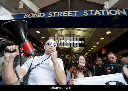 UK Uncut Ziel-Organisationen, die nach dem Maifeiertag Protest Workfare verwenden März gegen Kürzungen der Regierung Wohlfahrt, Renten und Behinderung vorgesehen.  Ziele sind MacDonalds, Greggs und Holland & Barret in central London, UK, 1. Mai 2012 Stockfoto