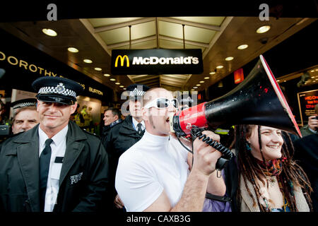 UK Uncut Ziel-Organisationen, die nach dem Maifeiertag Protest Workfare verwenden März gegen Kürzungen der Regierung Wohlfahrt, Renten und Behinderung vorgesehen.  Ziele sind MacDonalds, Greggs und Holland & Barret in central London, UK, 1. Mai 2012 Stockfoto