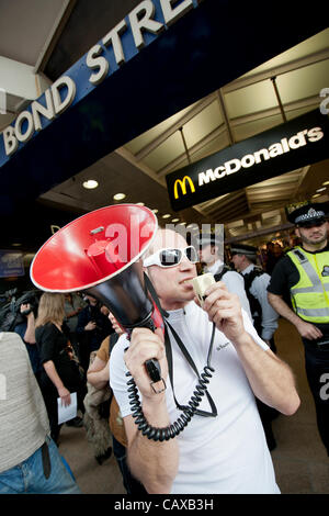 UK Uncut Ziel-Organisationen, die nach dem Maifeiertag Protest Workfare verwenden März gegen Kürzungen der Regierung Wohlfahrt, Renten und Behinderung vorgesehen.  Ziele sind MacDonalds, Greggs und Holland & Barret in central London, UK, 1. Mai 2012 Stockfoto