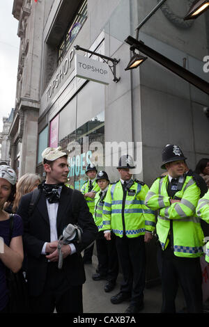 London, UK. 1. Mai 2012 in Verbindung mit der umstrittenen Workfare-Regelung Demonstranten versammelten sich am Ende der Maikundgebung, die an verschiedenen Standorten zu protestieren. Die Demonstranten gezielt Stores wie McDonalds, Pizza Hut, Holland und Barret und Topshop. Stockfoto