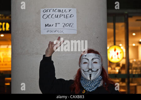 London, UK. 1. Mai 2012 wurden Zelte und Banner von Mitgliedern der Occupy-Bewegung vor dem Haupteingang an der London Stock Exchange in Paternoster Quadrat errichtet. Polizei gelang es, davon zu überzeugen, dass die Mehrheit der Menschen, den Platz rund um 22.30 und 5 Festnahmen zu verlassen waren. Stockfoto