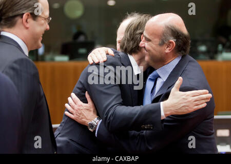 2 Mai 2012 - Brüssel (Belgien) - Französisch Finance Minister Francois Baroin umarmt Spanisch Finance Minister Luis de Guindos vor einer Tagung des Rates. © BERNAL WIEDERHERSTELLEN Stockfoto