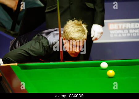 02.05.2012 - Neil Robertson gegen Ronnie O'Sullivan, Viertel-Finale der Snooker Snooker-WM auf den Tiegel, Sheffield (am besten von 25 Frames, Sekunde-Sitzung) Stockfoto