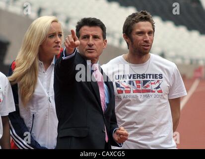 Olympiastadion, STRATFORD, LONDON, UK, Mittwoch. 05.02.2012. Lord Sebastian Coe (LOCOG Stuhl) weist er das Stadion zu James Thei (rechts) und Lynsey Sharp zeigt. BUCS Leichtathletik starten Pressekonferenz. Die erste Veranstaltung im neuen Stadion stattfinden. Stockfoto