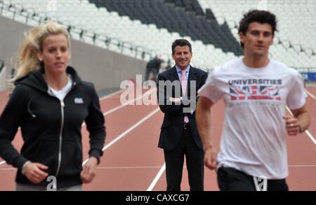 Olympiastadion, STRATFORD, LONDON, UK, Mittwoch. 05.02.2012. Lord Sebastian Coe (LOCOG Stuhl) steht auf der Linie, als er von Lynsey scharf (links) und Guy Learmonth überliefert ist. BUCS Leichtathletik starten Pressekonferenz. Die erste Veranstaltung im neuen Stadion stattfinden. Stockfoto