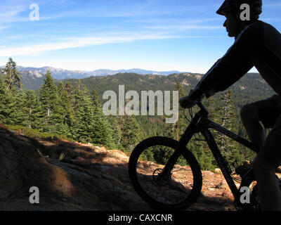 3. Dezember 2007 - Camp Nelson, Kalifornien, USA - Mountainbiken beinhaltet: Langlauf, Radfahren, Reiten downhill, Freeride, Dirt Jump und Studien/Street fahren. Der Sport verlangt Ausdauer, Fahrrad Umgang mit Fähigkeiten und Selbstvertrauen. Es ist ein Einzelsport, die fast überall durchgeführt werden kann. Dort Stockfoto