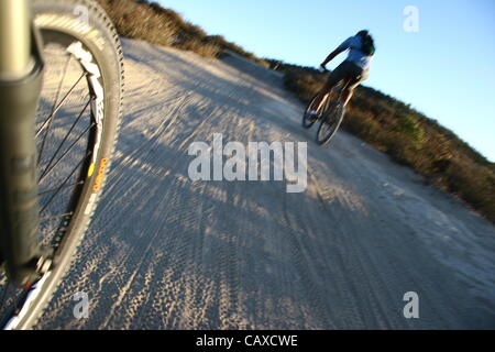 12. Oktober 2008 - Laguna Woods, Kalifornien, USA - Mountainbiken beinhaltet: Langlauf, Radfahren, Reiten downhill, Freeride, Dirt Jump und Studien/Street fahren. Der Sport verlangt Ausdauer, Fahrrad Umgang mit Fähigkeiten und Selbstvertrauen. Es ist ein Einzelsport, die fast überall durchgeführt werden kann. Dort Stockfoto