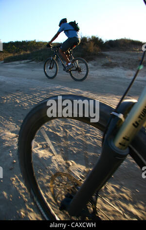 12. Oktober 2008 - Laguna Woods, Kalifornien, USA - Mountainbiken beinhaltet: Langlauf, Radfahren, Reiten downhill, Freeride, Dirt Jump und Studien/Street fahren. Der Sport verlangt Ausdauer, Fahrrad Umgang mit Fähigkeiten und Selbstvertrauen. Es ist ein Einzelsport, die fast überall durchgeführt werden kann. Dort Stockfoto