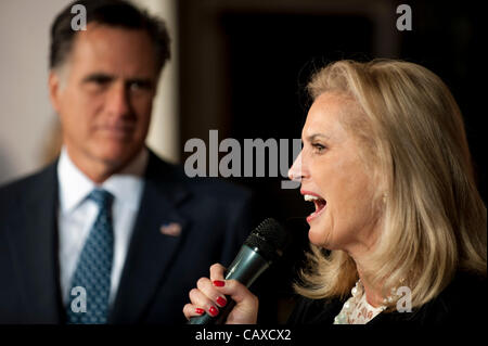 2. Mai 2012 - Chantilly, Virginia, USA - anlässlich einer Lagerhaus in Chantilly, Virginia republikanische Präsidentschaftskandidat MITT ROMNEY und seine Frau ANN ROMNEY Mittwoch in Nordvirginia, setzte sich eine Region eines Schlüssels swing Zustand, der für Romney entscheidend. Stockfoto