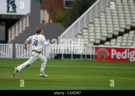 02.05.2012 Birmingham, England. Warwickshire V Durham County. Ben Stokes fielding für Durham während der LV County Championship Match spielte bei Edgbaston. Stockfoto