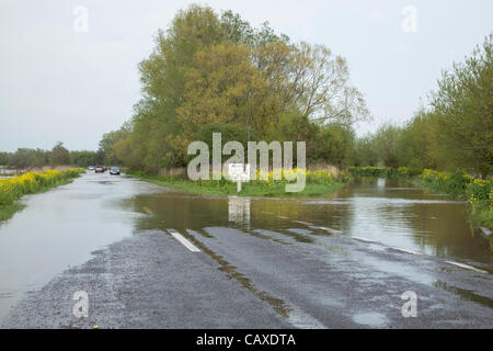 Autos fahren durch Hochwasser auf die wichtigsten A361 von Taunton nach Glastonbury in der Nähe von Edington auf 2. Mai 2012. Die Straßen- und Layby schlossen sich kurz als unpassierbar durch den Dauerregen wurde die großflächigen Überschwemmungen in der Somerset Levels trotz der offiziellen Dürre Erklärung verursacht hat. Stockfoto