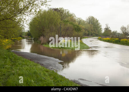 Hochwasser auf der wichtigsten A361 von Taunton nach Glastonbury in der Nähe von Edington auf 2. Mai 2012. Die Straßen- und Layby schlossen sich kurz als unpassierbar durch den Dauerregen wurde die großflächigen Überschwemmungen in der Somerset Levels trotz der offiziellen Dürre Erklärung verursacht hat. Stockfoto