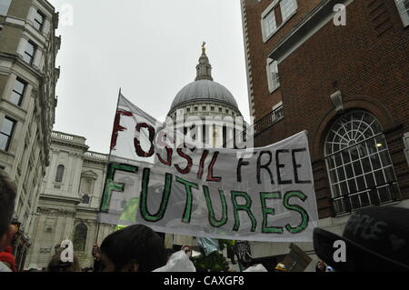 03 Mai 2012 Godliman Street London UK. Das Klima Gerechtigkeit kollektiven Protest des UK Energy Summit in London zu stören versucht. Das Kollektiv protestierten gegen Klimawandel und Energiearmut und Berufung für saubere Energie. Stockfoto