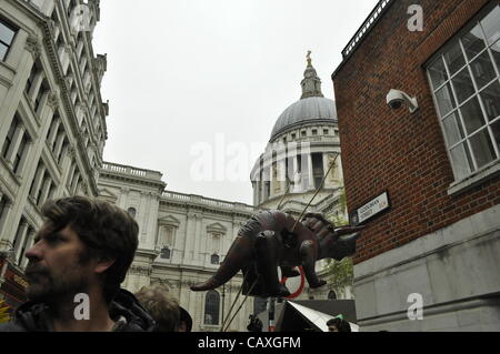 03 Mai 2012 Godliman Street London UK. Das Klima Gerechtigkeit kollektiven Protest des UK Energy Summit in London zu stören versucht. Das Kollektiv protestierten gegen Klimawandel und Energiearmut und Berufung für saubere Energie. Stockfoto