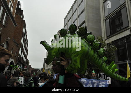 03 Mai 2012 Godliman Street London UK. Das Klima Gerechtigkeit kollektiven Protest des UK Energy Summit in London zu stören versucht. Das Kollektiv protestierten gegen Klimawandel und Energiearmut und Berufung für saubere Energie. Stockfoto