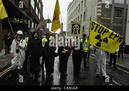 03 Mai 2012 Godliman Street, London UK. Das Klima Gerechtigkeit kollektiven Protest des UK Energy Summit in London zu stören versucht. Das Kollektiv protestierten gegen Klimawandel und Energiearmut und Berufung für saubere Energie. Stockfoto