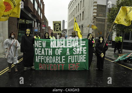 03 Mai 2012 Godliman Street, London UK. Das Klima Gerechtigkeit kollektiven Protest des UK Energy Summit in London zu stören versucht. Das Kollektiv protestierten gegen Klimawandel und Energiearmut und Berufung für saubere Energie. Stockfoto