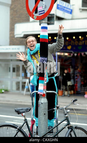 Garn-Bomber Tora Huston strickt eine Abdeckung für eine Lampost in Brighton heute mit dem Brighton Festival 2012-Logo auf. Stockfoto