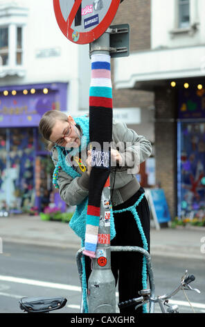 Garn-Bomber Tora Huston strickt eine Abdeckung für eine Lampost in Brighton heute mit dem Brighton Festival 2012-Logo auf Stockfoto