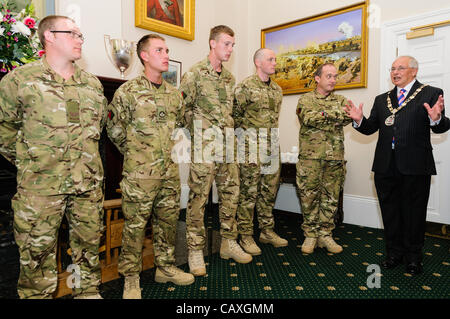 Holywood, stellt 05.03.2012 - Bürgermeister von North Down, Cllr James McKerrow, Soldaten mit Regiments Uhren wie sie nach Hause nach einer Tour of Duty in Afghanistan empfangen werden Stockfoto