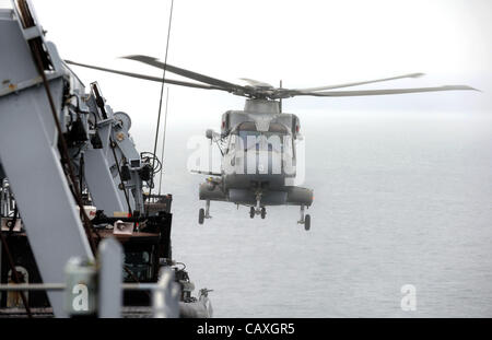 HMS Bulwark, Flaggschiff der Royal Navy, Großbritannien, UK, Merlin Hubschrauber Stockfoto