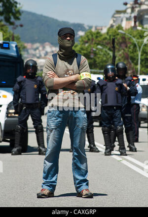 Barcelona, 3.Mai. 2012.-Tausenden Polizisten kontrollieren die Stadt, einige in Zivil und mit seinem Gesicht während des Gipfels der Europäischen Zentralbank gedeckt. Stockfoto