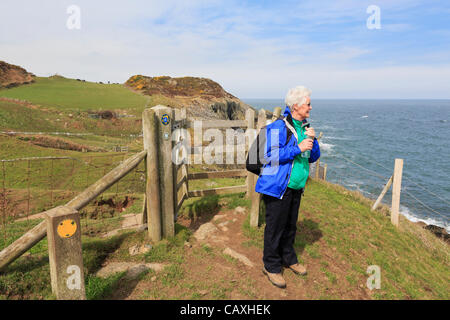 Llaneilian, Anglesey, North Wales, UK. 3. Mai 2012. Ynys Mon Ramblers Fußweg Sekretär, Andria Massey, zu Fuß auf die Isle of Anglesey Coastal Path. Bestandteil der alle Wales Coast Path auf 5. Mai 2012 offiziell eröffnet werden. Stockfoto