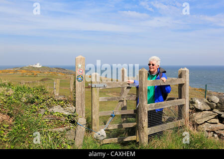 Llaneilian, Isle of Anglesey, North Wales, UK. 3. Mai 2012. Ynys Mon Ramblers Association Fußweg Sekretär, Andria Massey, zu Fuß auf die Insel Anglesey Küstenweg in der Nähe von Point Lynas. Bestandteil der alle Wales Coast Path auf 5. Mai 2012 offiziell eröffnet werden. Stockfoto