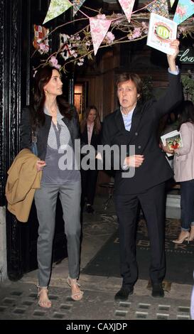 London - Sir Paul McCartney und Ehefrau Nancy Shevell im Mary McCartneys "Food" Buch Launch-Party im Liberty, London - Mai 3. 2012 Foto von Keith Mayhew Stockfoto