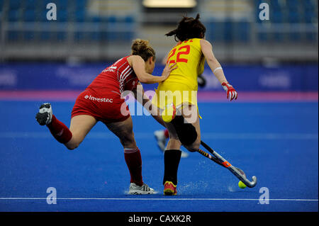 03.05.2012. London, England.  Großbritanniens Ashleigh Ball (Mittelfeld) und Chinas Qingling Song (Mittelfeldspieler) konkurrieren um die Kugel während der VISA Invitational International Hockey am Flussufer Arena, The Olympic Park, Stratford 3. Mai 2012, England. Stockfoto