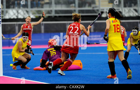 03.05.2012. London, England.  Großbritanniens Ashleigh Ball (Mittelfeldspieler) feiert als Großbritannien Noten während der VISA Invitational International Hockey am Flussufer Arena, The Olympic Park, Stratford 3. Mai 2012, England. Stockfoto