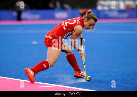 03.05.2012. London, England.  Großbritanniens Chloe Rogers (Mittelfeldspieler) in Aktion während der VISA Invitational International Hockey am Flussufer Arena, The Olympic Park, Stratford 3. Mai 2012, England. Stockfoto