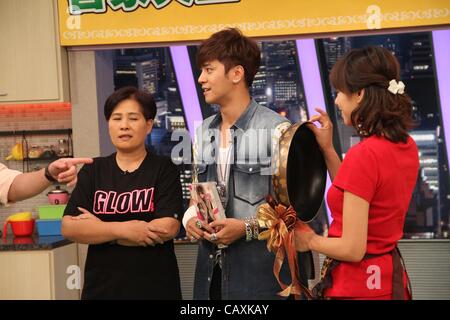 Alan Luo besucht ein Fernsehprogramm in Taipei, China auf Mittwoch, 2. Mai 2012. Stockfoto