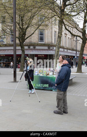 Freitag, 4. Mai 2012. Königliche Gesellschaft für den Schutz der Vogel Personal auf einem Ständer in Bolton Stadtzentrum halten Sie ein Auge auf einen Raben Nest hoch auf Bolton-Rathaus-Turmuhr. Diese Nistplatz wurde besetzt von Wanderfalken in den letzten Jahren aber in diesem Jahr, die sie durch ein paar Raben verdrängt worden. Stockfoto