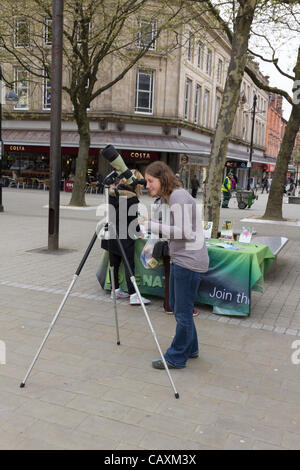 Freitag, 4. Mai 2012. Joanne Keane die Royal Society for Protection of Birds hält ein wachsames Auge auf einen Raben Nest hoch über Bolton-Rathaus-Turmuhr. Die Website wurde besetzt von nisten Wanderfalken in den letzten Jahren aber in diesem Jahr, die sie durch ein paar Raben verdrängt worden. Stockfoto