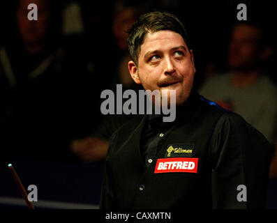 04.05.2012 - das WM-Halbfinale, Matthew Stevens in Aktion gegen Ronnie O'Sullivan im Crucible Theatre, Sheffield, UK. (Zweite Sitzung, am besten von 33 Frames gespielt mehr als 4 Sitzungen) Stockfoto