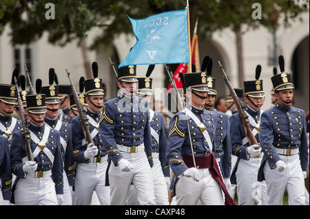 Underclassman auf der Zitadelle parade vorbei an dem Abschluss Senioren während der langen Grey Line-Zeremonie am 4. Mai 2012 in Charleston, South Carolina. Die Zitadelle hat die Militärparade anlässlich der Abschlussfeier seit 1842 durchgeführt. Stockfoto