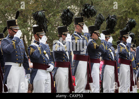 Graduierenden Zitadelle Seniors begrüssen ihre Underclassman während der langen Grey Line-Zeremonie am 4. Mai 2012 in Charleston, South Carolina. Die Zitadelle hat die Militärparade anlässlich der Abschlussfeier seit 1842 durchgeführt. Stockfoto