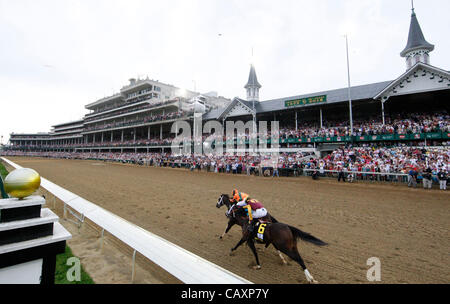 4. Mai 2012 führt - Louisville, Ky, USA - Rosie Napravnik glauben Sie können (9) vorbei an Broadway Alibi (6) mit Javier Castellano an Bord am 16. Pol in der 137. Kentucky Oaks in Churchill Downs 4. Mai 2012. Foto von Jay Fuller (Kredit-Bild: © Lexington Herald-Leader/ZUMAPRESS.com Stockfoto