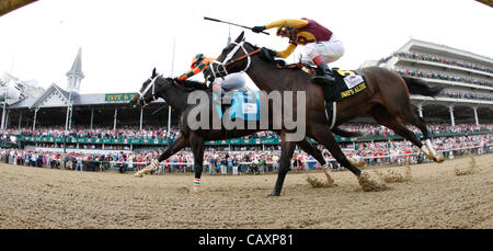 4. Mai 2012 führt - Louisville, Ky, USA - Rosie Napravnik glauben Sie können (9) vorbei an Broadway Alibi (6) mit Javier Castellano an Bord am 16. Pol in der 137. Kentucky Oaks in Churchill Downs 4. Mai 2012. Foto von Jay Fuller (Kredit-Bild: © Lexington Herald-Leader/ZUMAPRESS.com Stockfoto