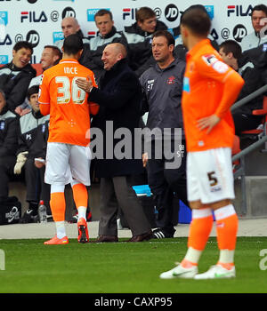 04.05.2012 Blackpool, England. Blackpool gegen Birmingham City. Blackpool Englisch Manager Ian Holloway und Blackpool englische Mittelfeldspieler Tom Ince, als er während der NPower Championship Play Off-Spiel an der Bloomfield Road ersetzt wird. Stockfoto