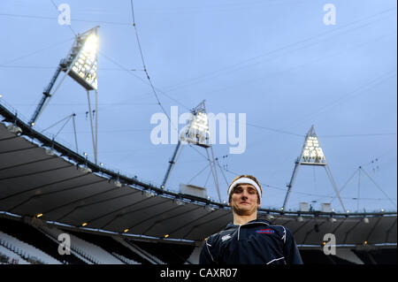 04.05.2012 London, England. Ein Student Dreispringer aus Oxford Brookes University Witze um unter den Stadion-Lichtern Aufwärmen für die Herren Dreisprung Vorläufe während Tag1 der BUCS Visa Outdoor Leichtathletik Meisterschaften im Stadion auf den Olympiapark. (Dies ist ein 2012 Olympischen Test-Event, Pa Stockfoto