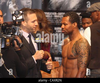 'Sugar' Shane Mosley wiegt bei der MGM Grand Garden Arena in Las Vegas am 4. Mai 2012, einen Tag vor seinem Versuch entthronen aktuellen WBC Super Weltergewicht Canelo Alvarez.  Bald nach dem Zünglein an der Waage bei 154,5 £ Mosley zurückkehren würde und die 154 Pfund maximal zu erfüllen, wodurch er t Stockfoto