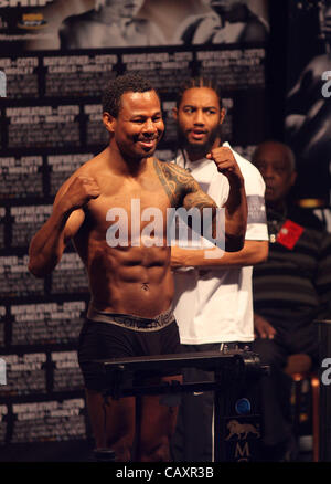 'Sugar' Shane Mosley wiegt bei der MGM Grand Garden Arena in Las Vegas am 4. Mai 2012, einen Tag vor seinem Versuch entthronen aktuellen WBC Super Weltergewicht Canelo Alvarez.  Bald nach dem Zünglein an der Waage bei 154,5 £ Mosley zurückkehren würde und die 154 Pfund maximal zu erfüllen, wodurch er t Stockfoto