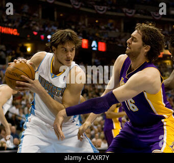 4. Mai 2012 - Denver, CO, USA - Denver Nuggets DANILO GALLINARI, links, von den Denver Nuggets bekommt einen Rebound aus den Brettern mit PAU GASOL, rechts, von den Lakers während des 2.. die Hälfte im Pepsi Center Freitagabend. Die Nuggets schlagen die Lakers 99-84 machen die Serie 2: 1 zu Gunsten der Lakers. (Cre Stockfoto
